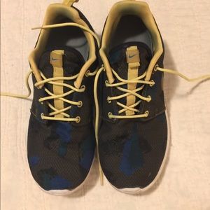 Nike Shoes - Nike Roshe Size 7 men’s Nike Shoes - Nike Roshe Size 7 men’s
